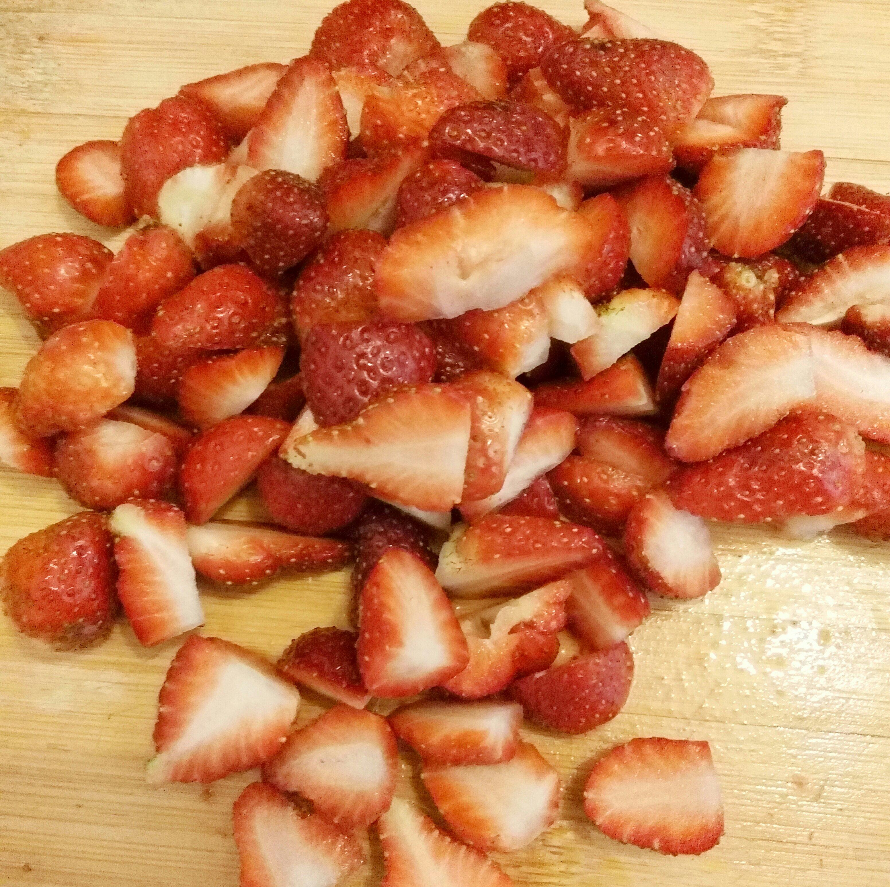 香草草莓醬的做法 步骤1