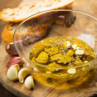 GALLO暖心小食——簡單的橄欖油配大蒜切片的做法 步骤1