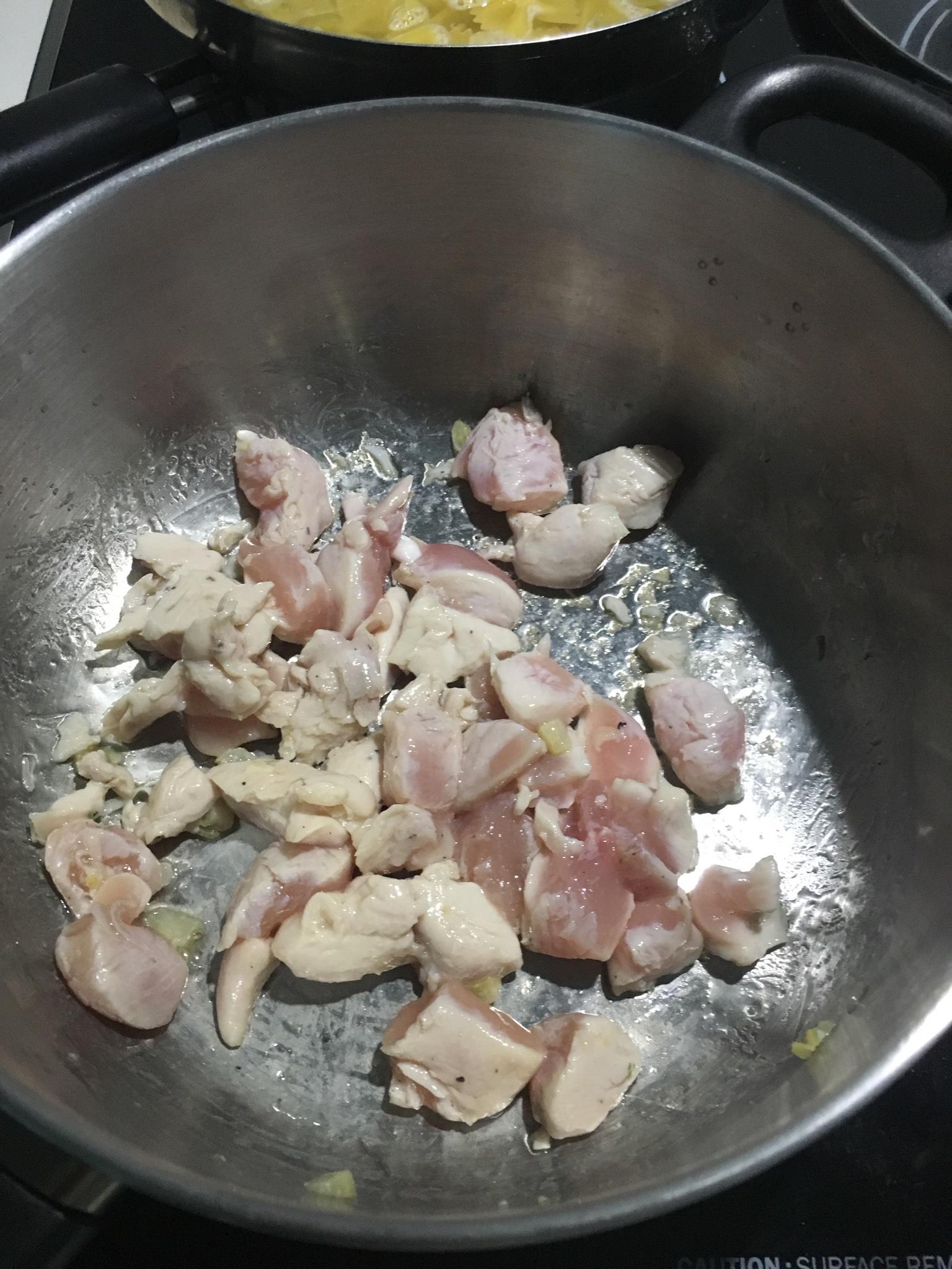 蒜香雞肉蔬菜蝴蝶面（意大利麪）的做法 步骤5