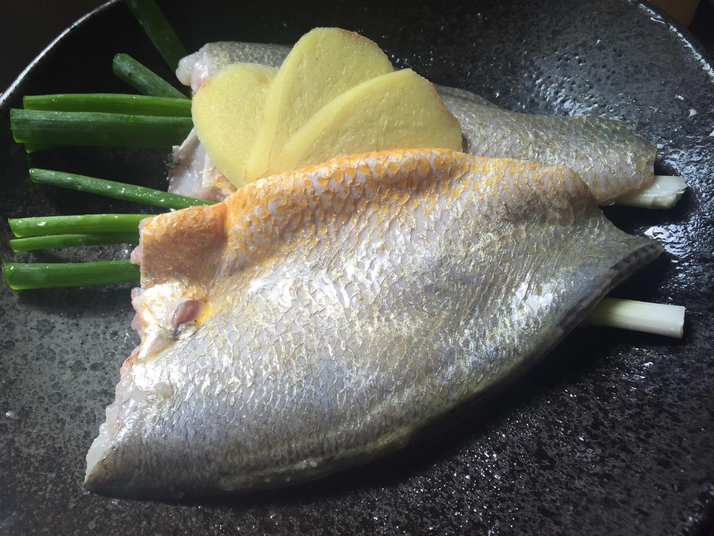 魚豉蒸黃魚的做法 步骤2