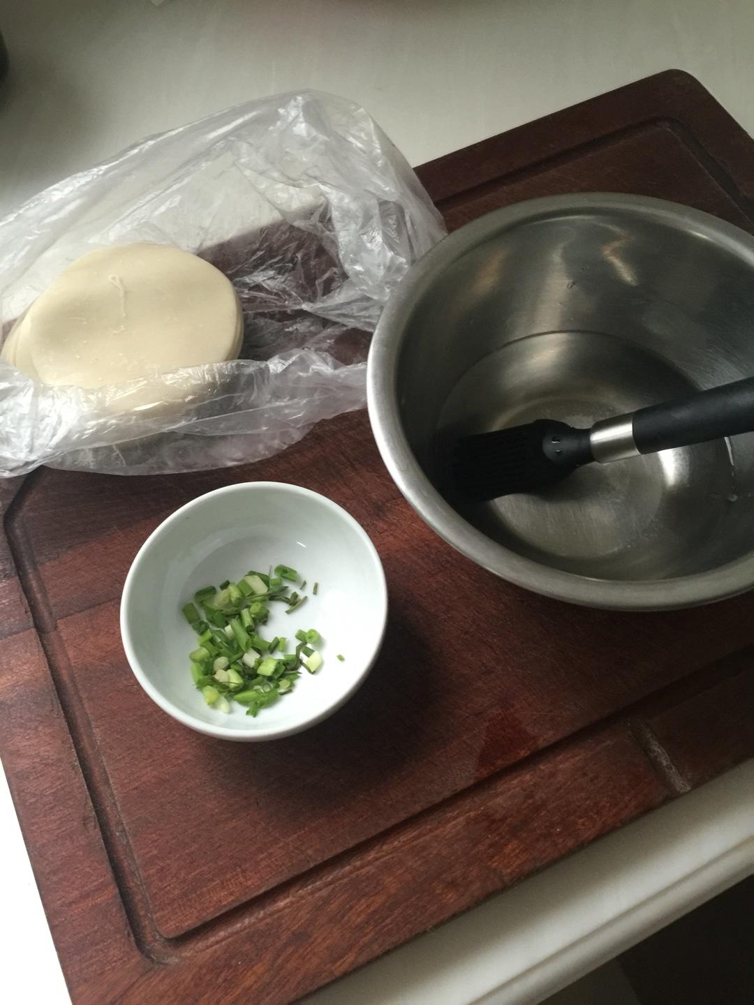蔥油餅（餃子皮版）的做法 步骤1