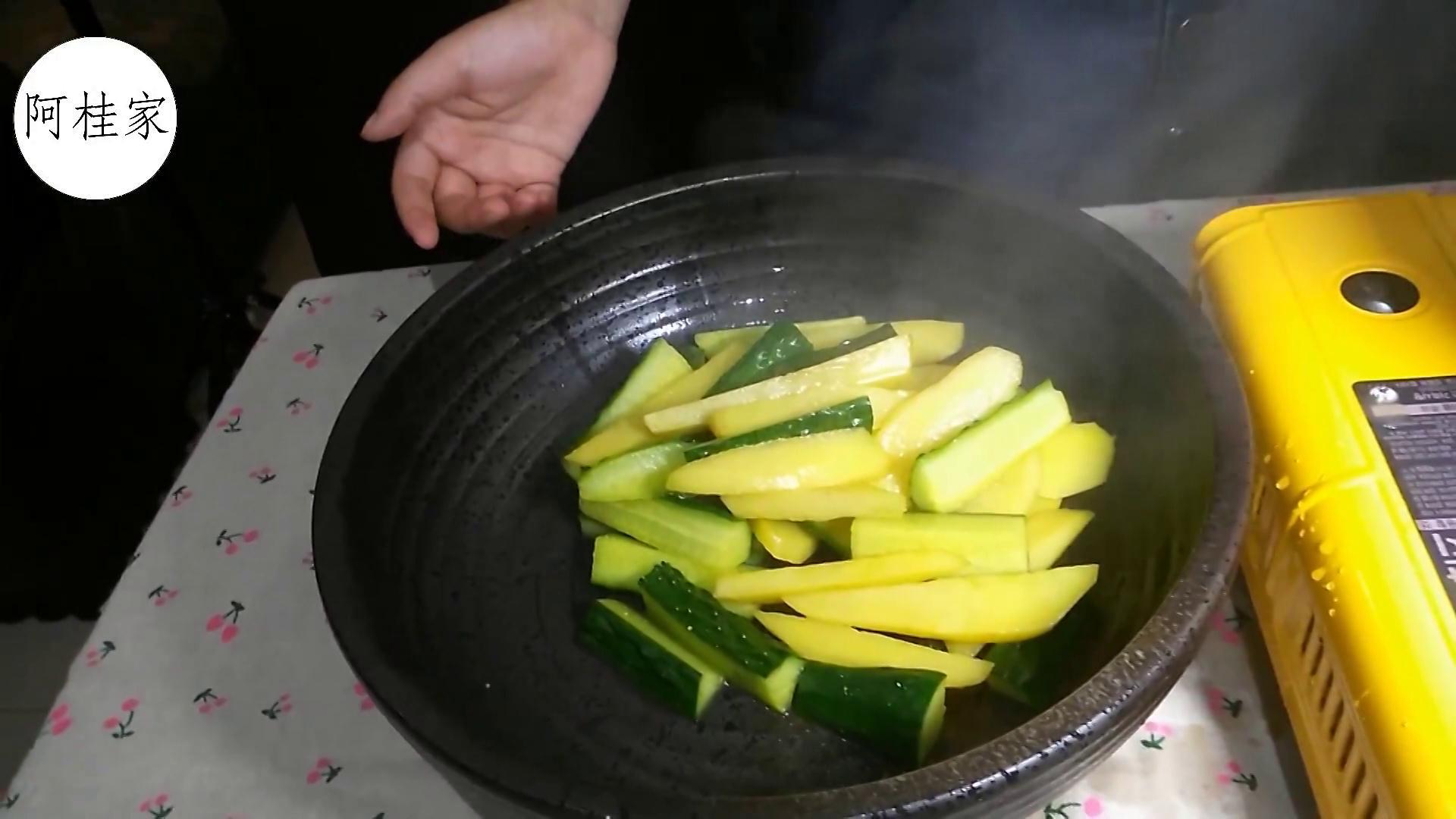 阿桂家 第一集 黃金咖哩龍利魚鍋的做法 步骤17