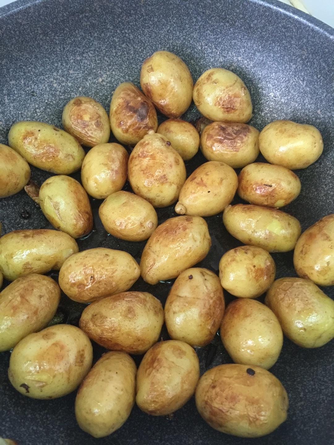 醬小土豆的做法 步骤1
