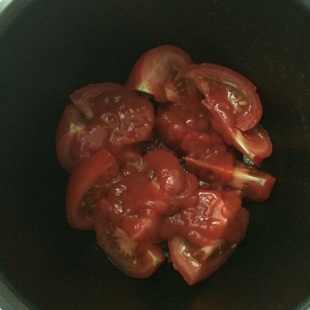電飯鍋版番茄土豆蘑菇湯的做法 步骤1
