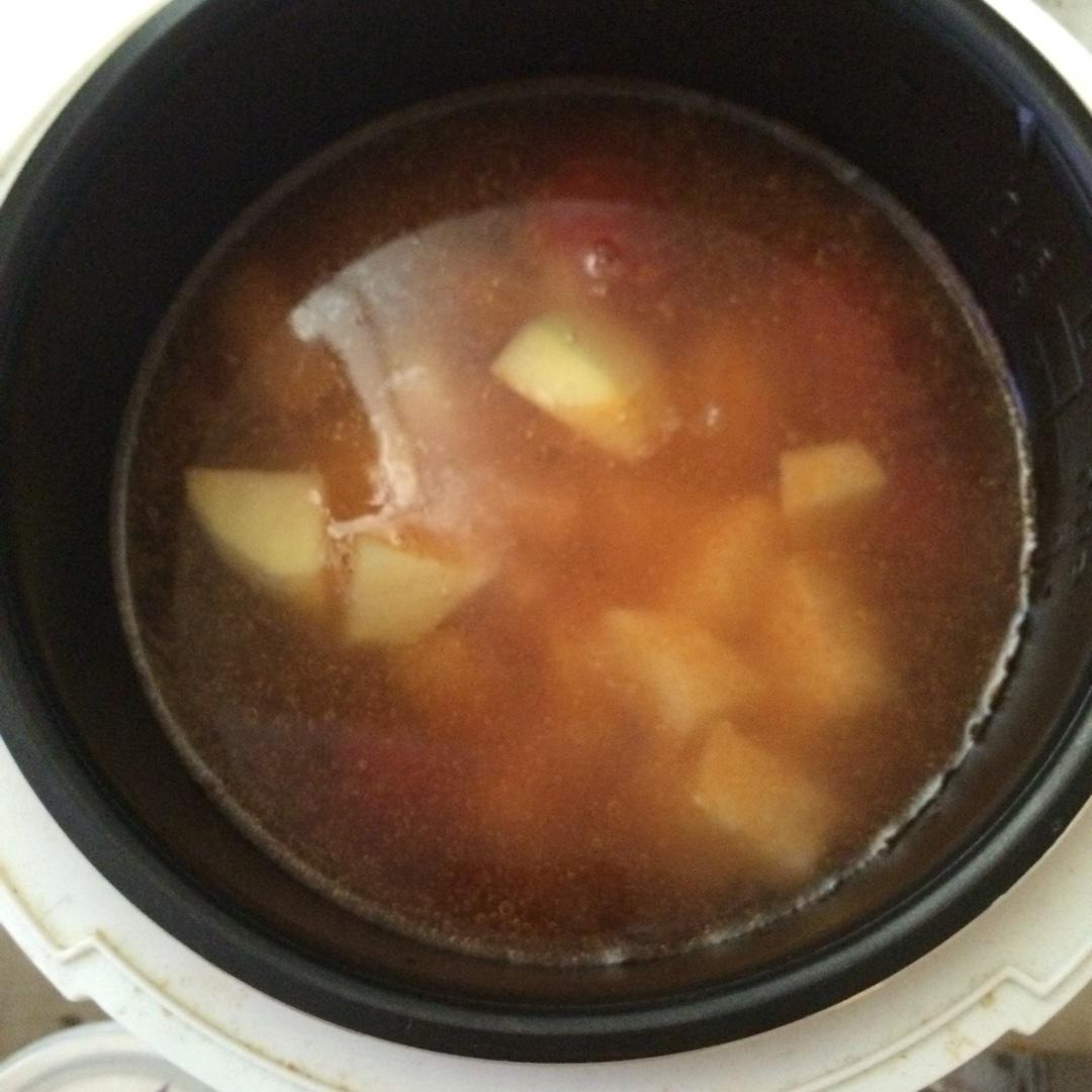 電飯鍋版番茄土豆蘑菇湯的做法 步骤2