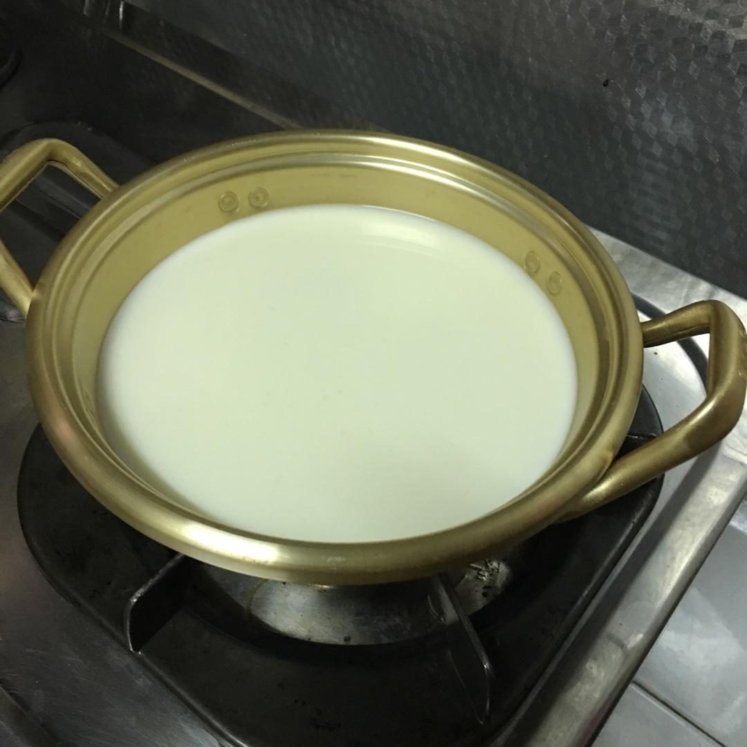 牛奶芒果布丁的做法 步骤2