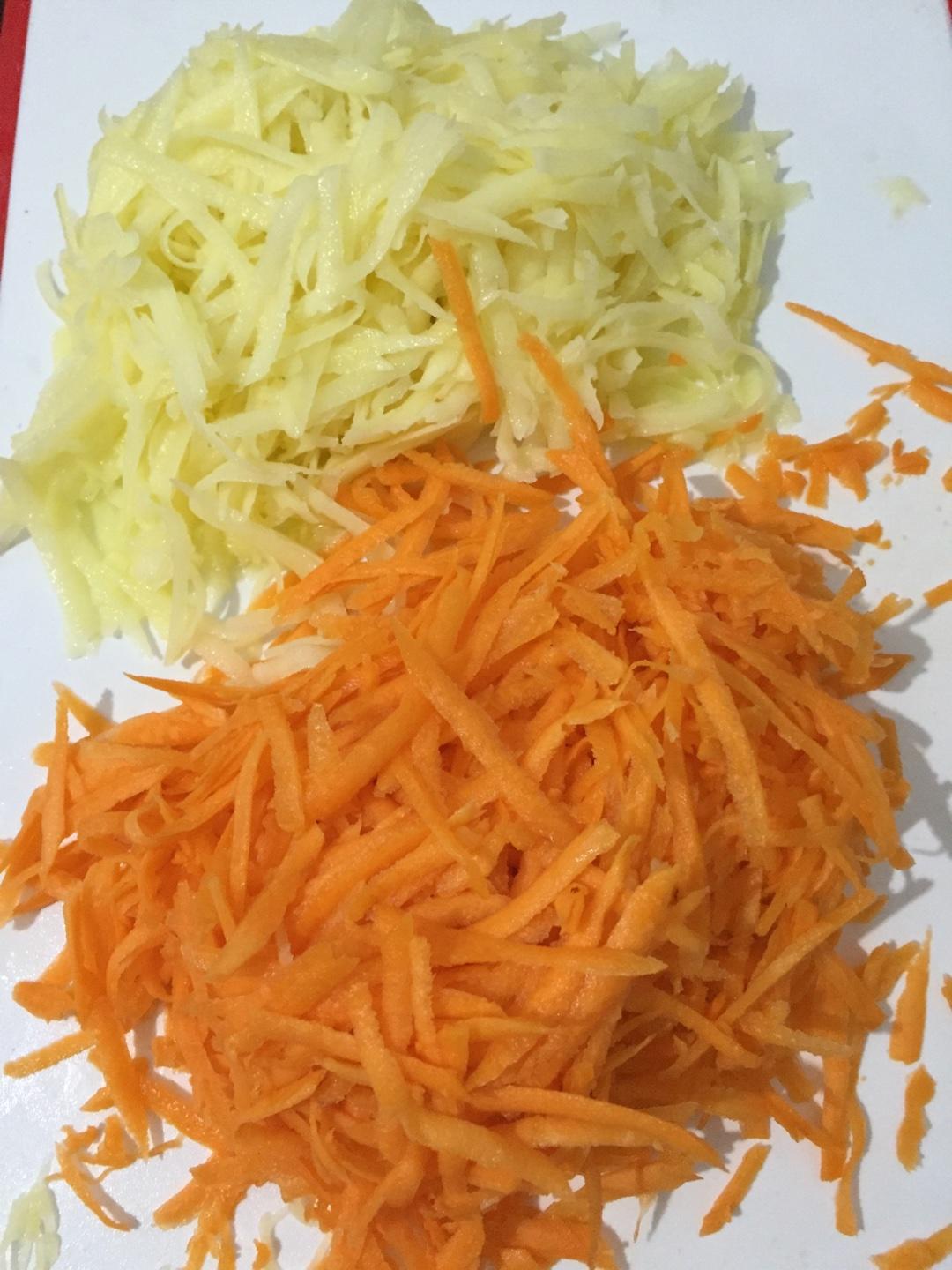 胡蘿蔔土豆絲餅的做法 步骤2