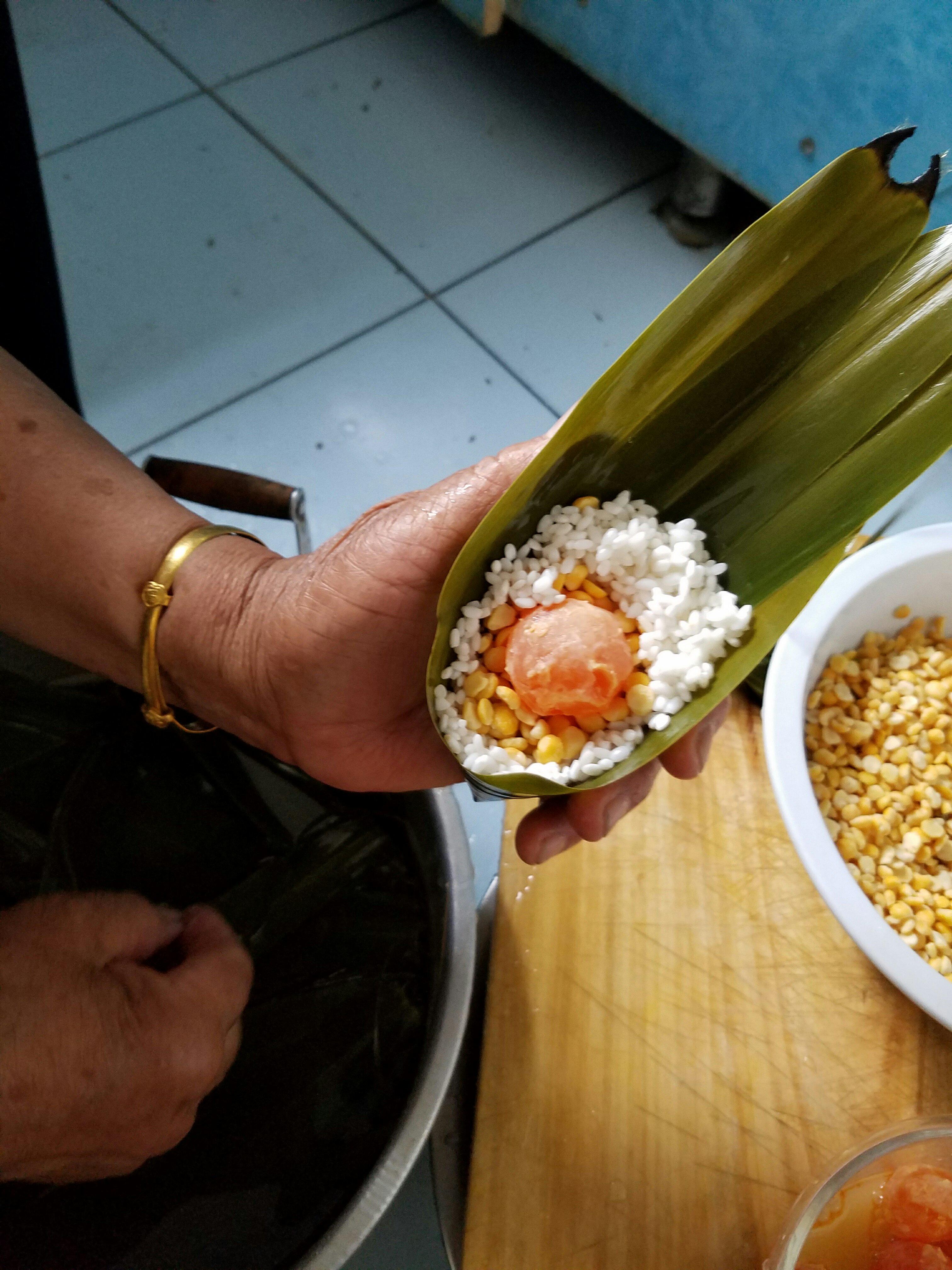 記錄70歲老媽包粽子的做法 步骤8