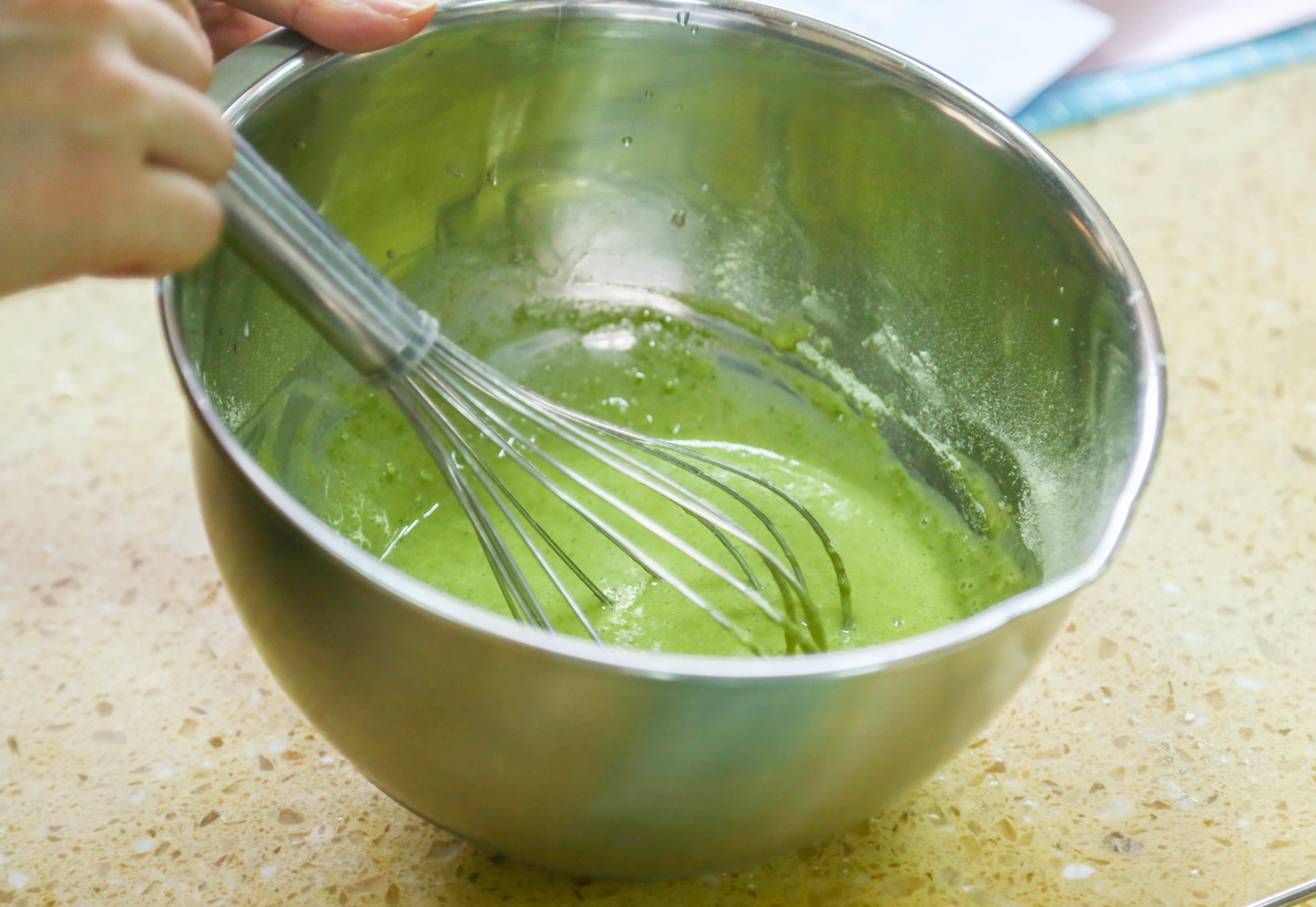 【香蘭世家】抹茶奶凍蛋糕卷｜夏日裏的清新。的做法 步骤9