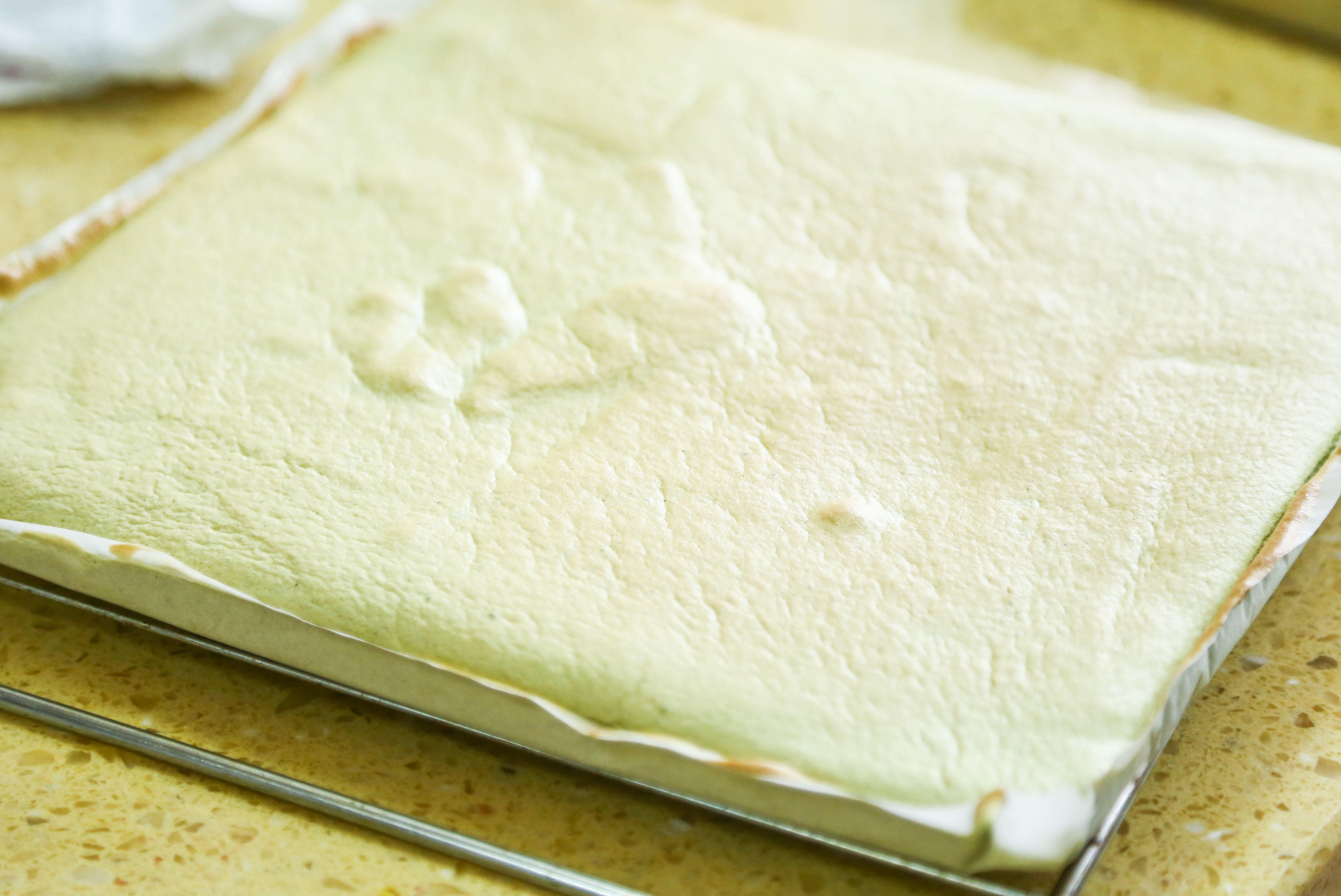 【香蘭世家】抹茶奶凍蛋糕卷｜夏日裏的清新。的做法 步骤14