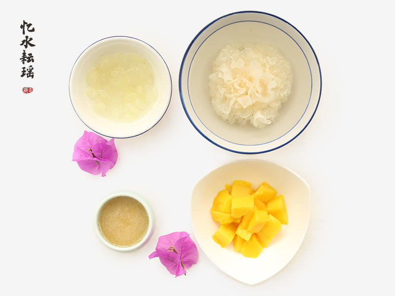 芒果冰水晶（銀耳、皁角米、芒果、蜂蜜）的做法 步骤2