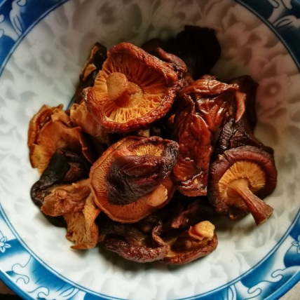 香菇新吃，軟糯鮮香有嚼勁丨粉蒸香菇 · 圓滿素食的做法 步骤1