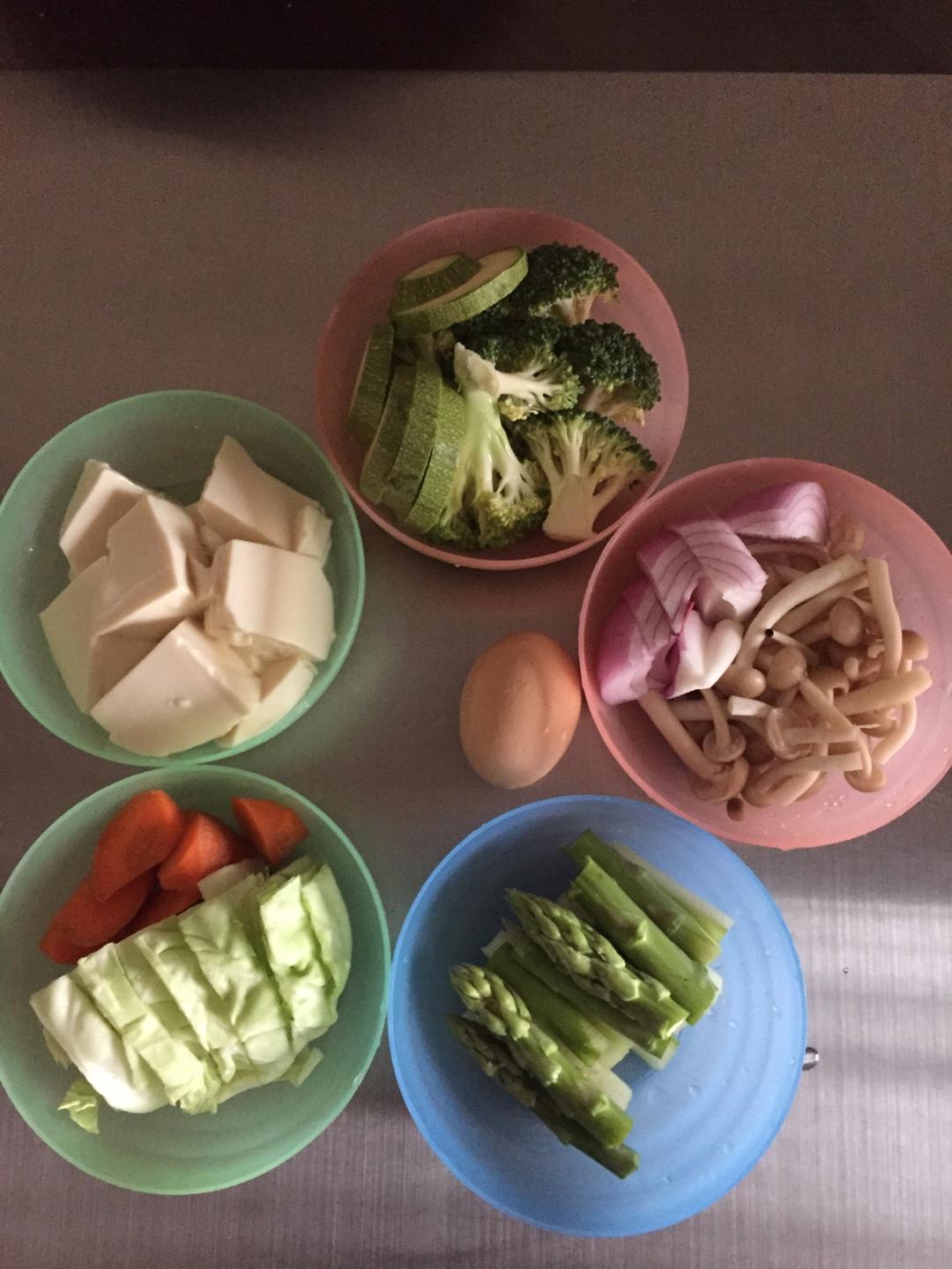 7日減肥餐之早喝果蔬汁晚喝蔬菜湯第三天的做法 步骤3