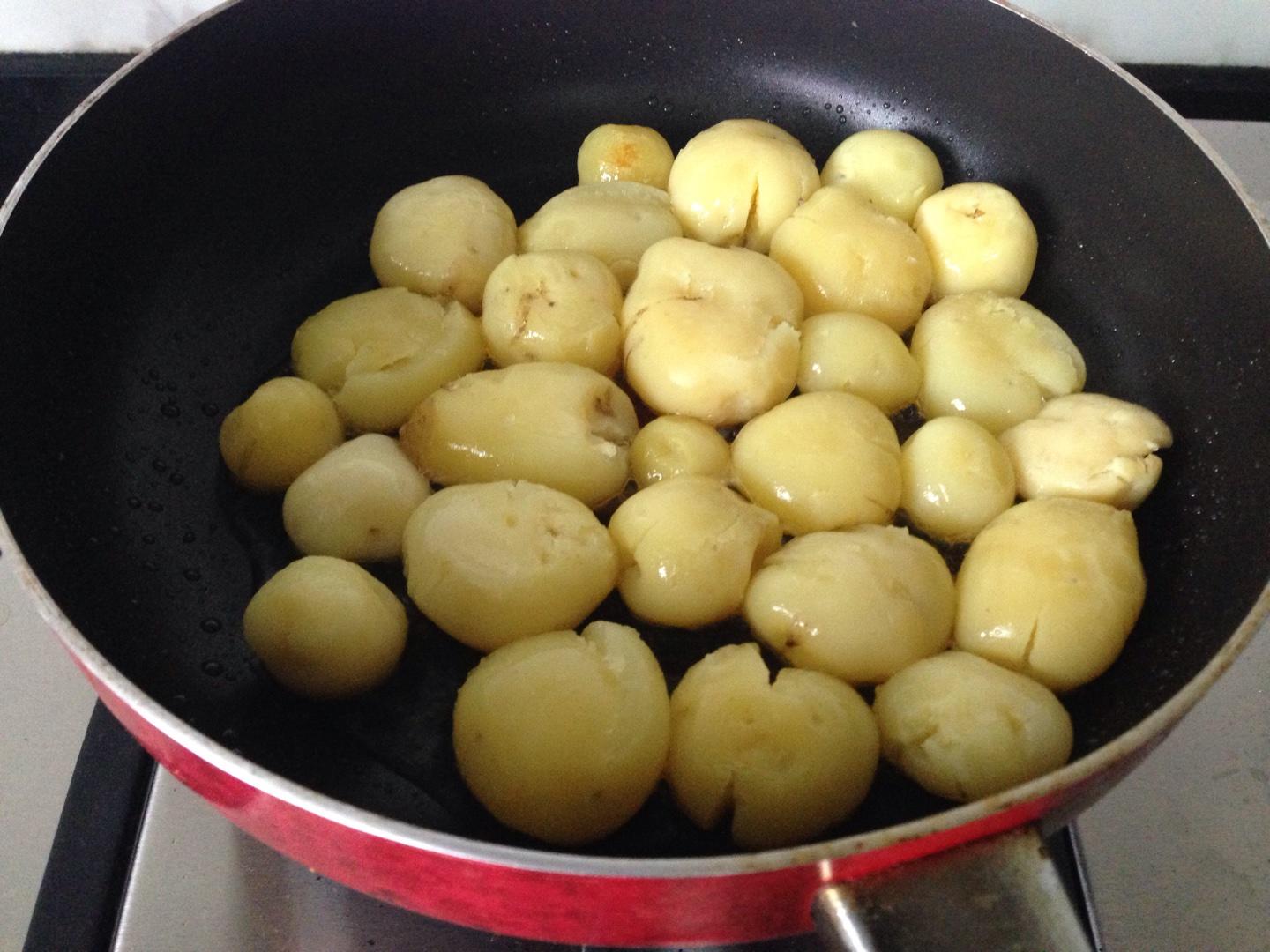 蒜沫香煎小土豆的做法 步骤1