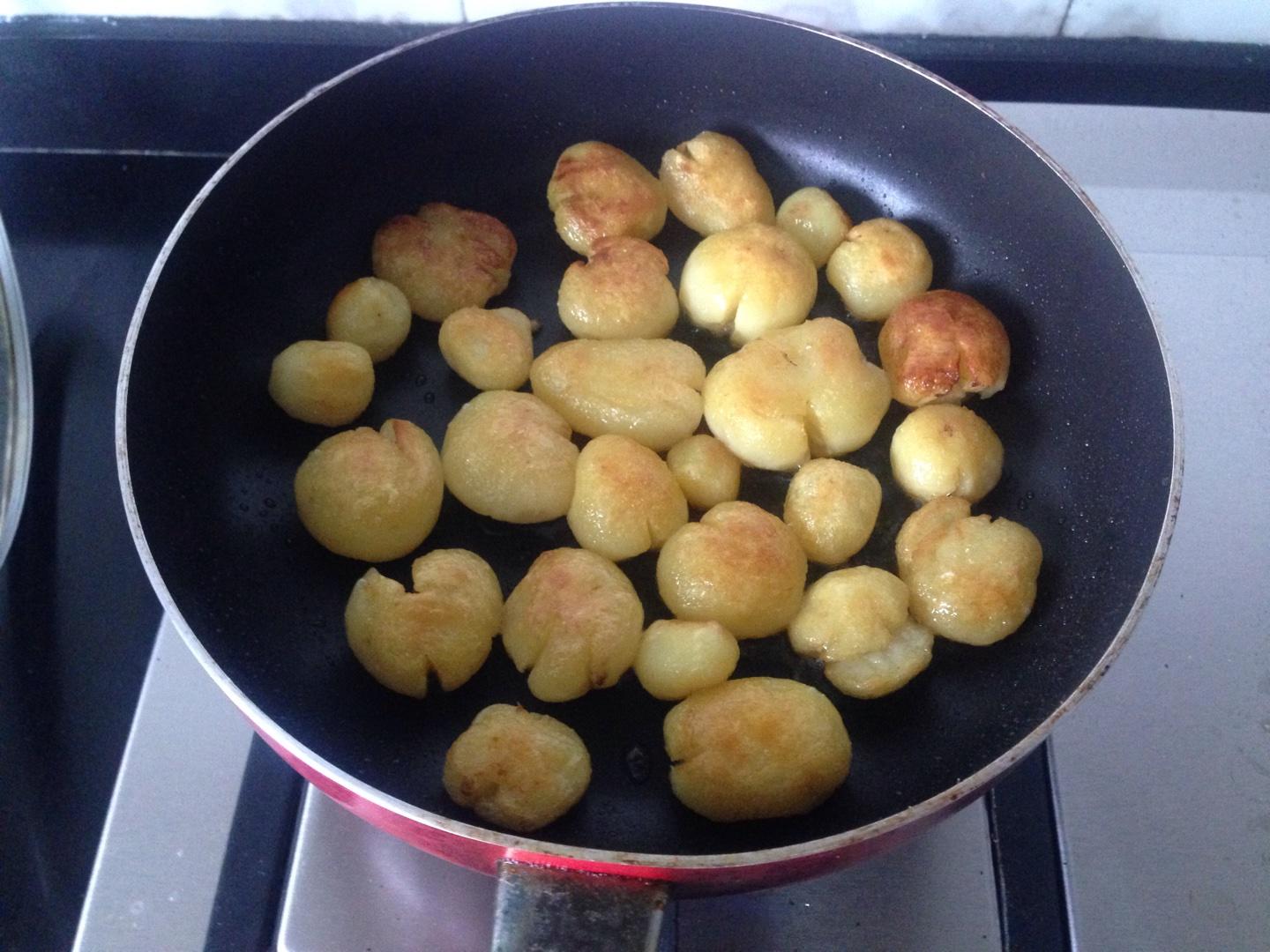 蒜沫香煎小土豆的做法 步骤2