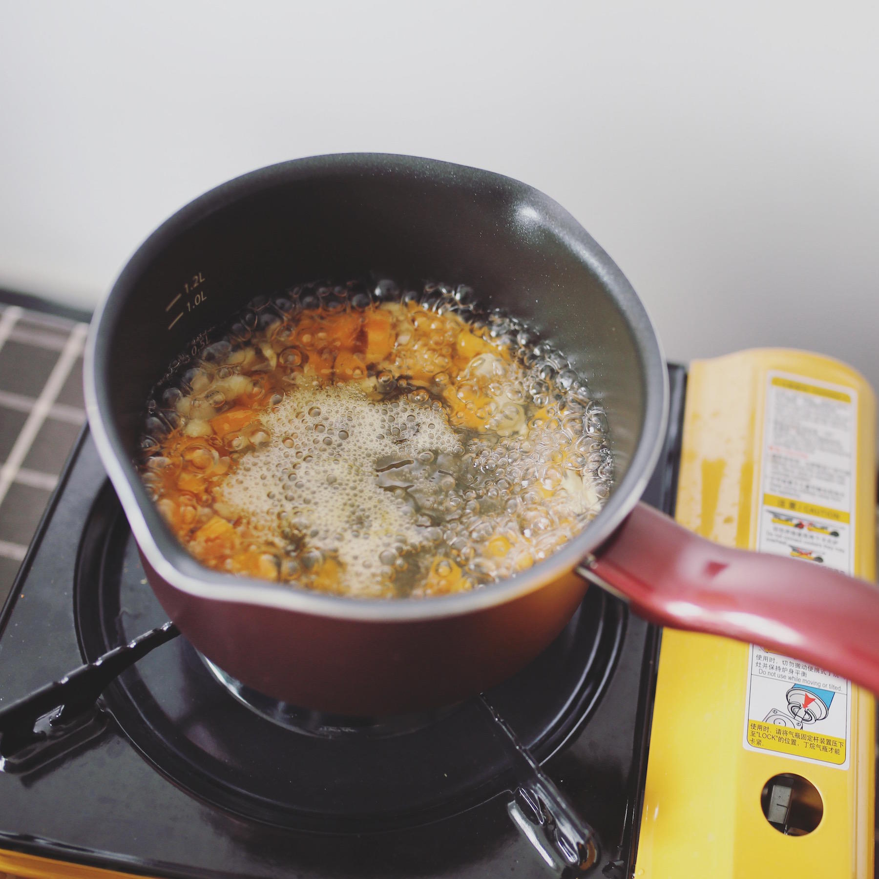 甜而不膩的番薯花生湯之杯具熊燜燒罐做法的做法 步骤3