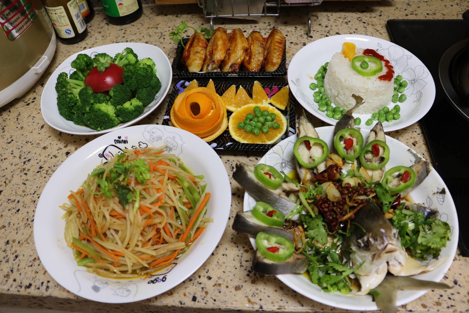 今日午餐分享：清蒸武昌魚、香辣雞翅、酸辣土豆絲、蠔油花菜、橙子。的做法 步骤1