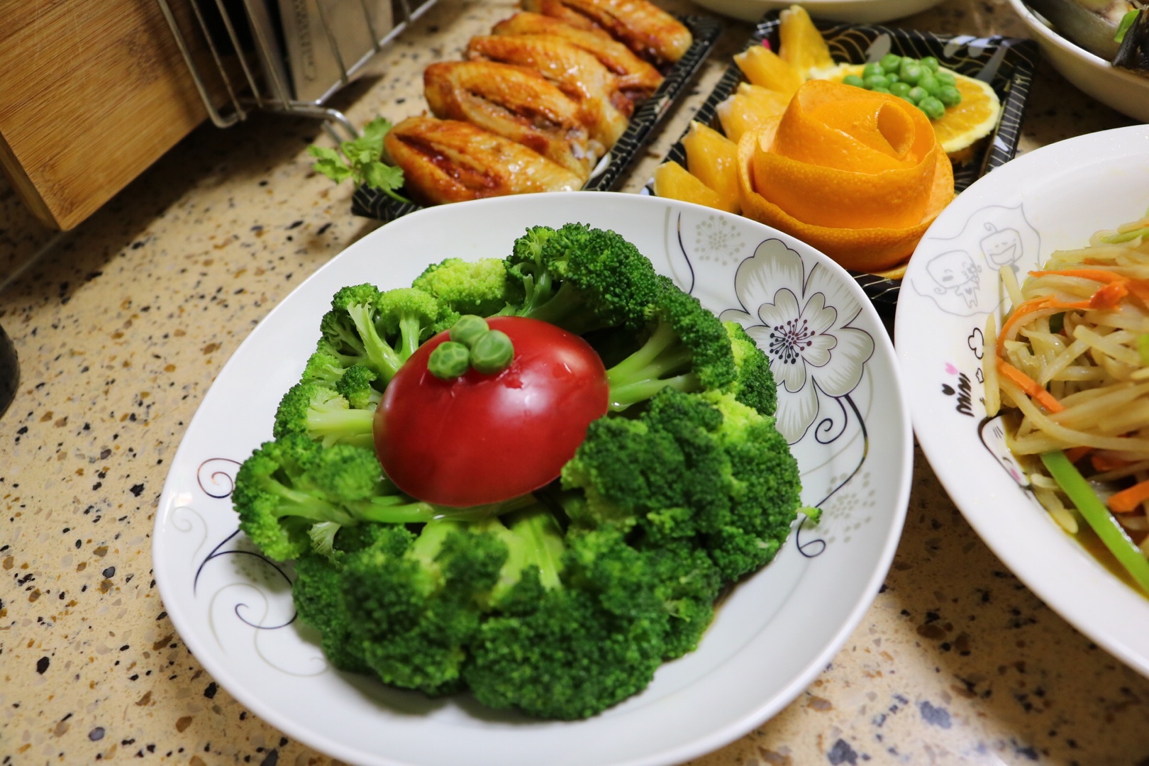 今日午餐分享：清蒸武昌魚、香辣雞翅、酸辣土豆絲、蠔油花菜、橙子。的做法 步骤4