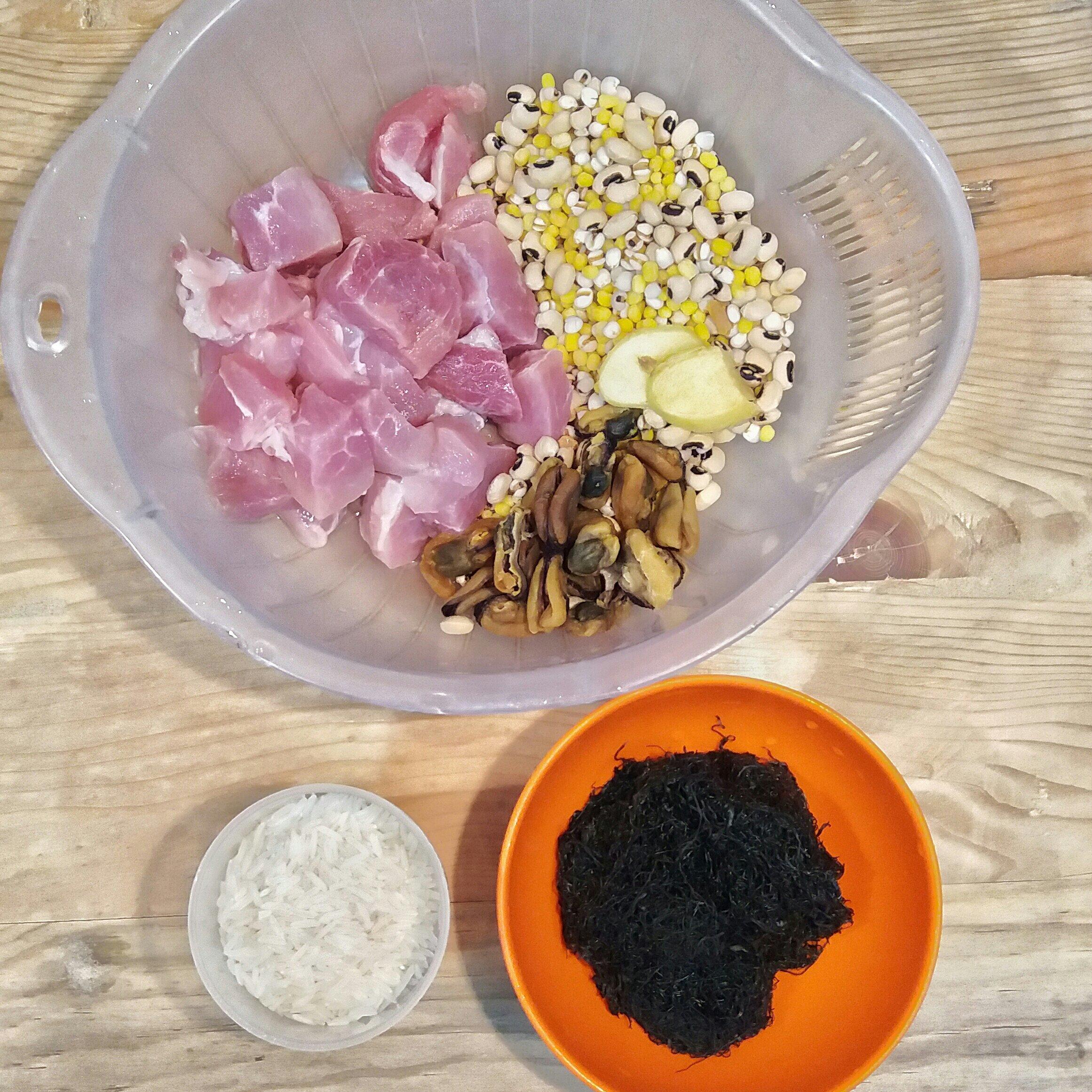 髮菜淡菜眉豆鹹蛋白肉粥的做法 步骤1