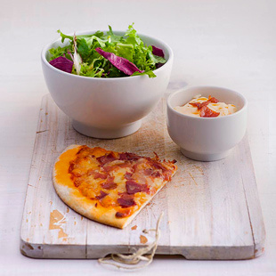 GALLO暖心小食——香腸培根披薩配以混合蔬菜色拉和蛋黃醬燻肉的做法 步骤1