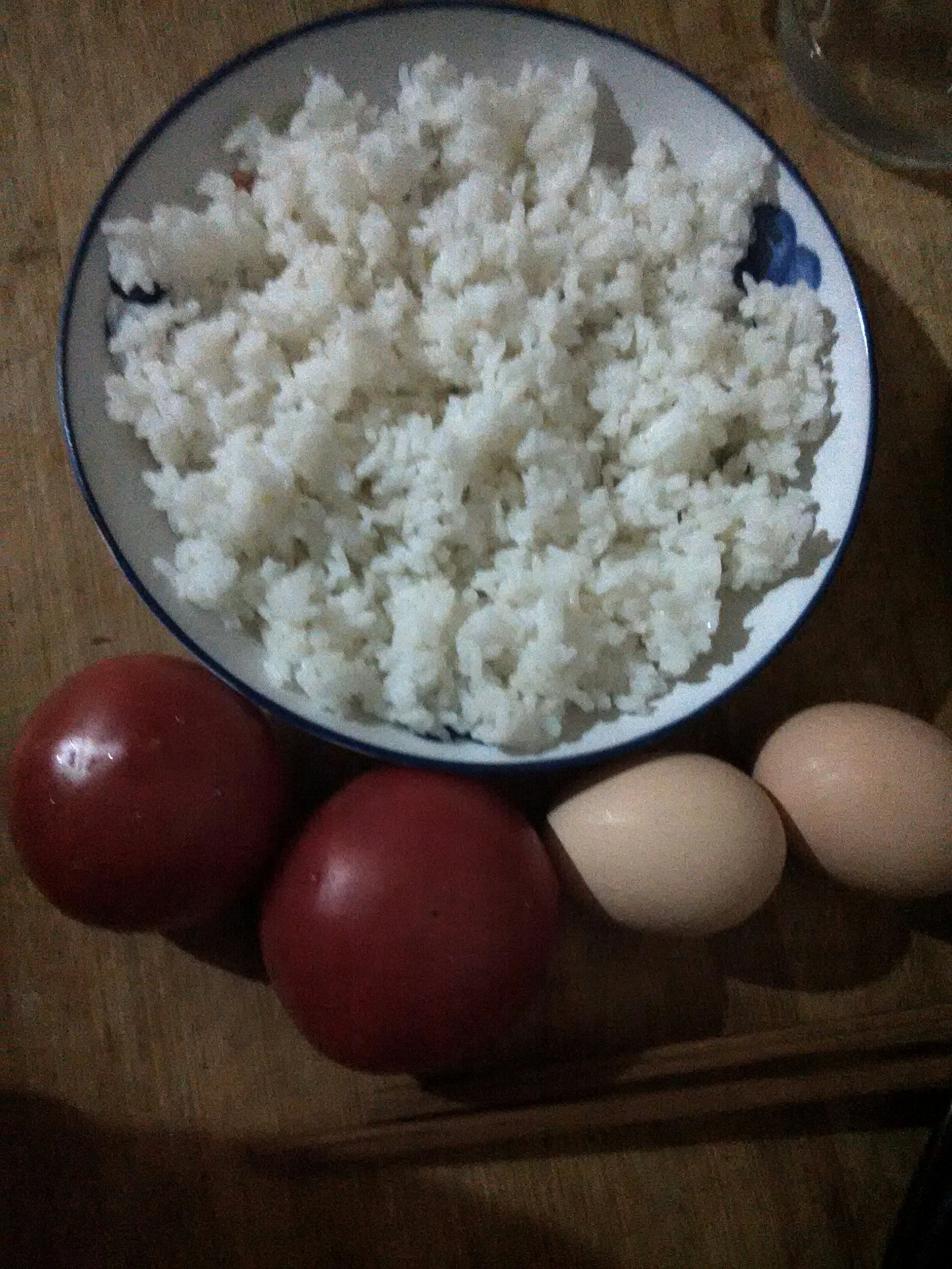 西紅柿雞蛋焗飯(微波爐無油版減肥早餐)的做法 步骤1