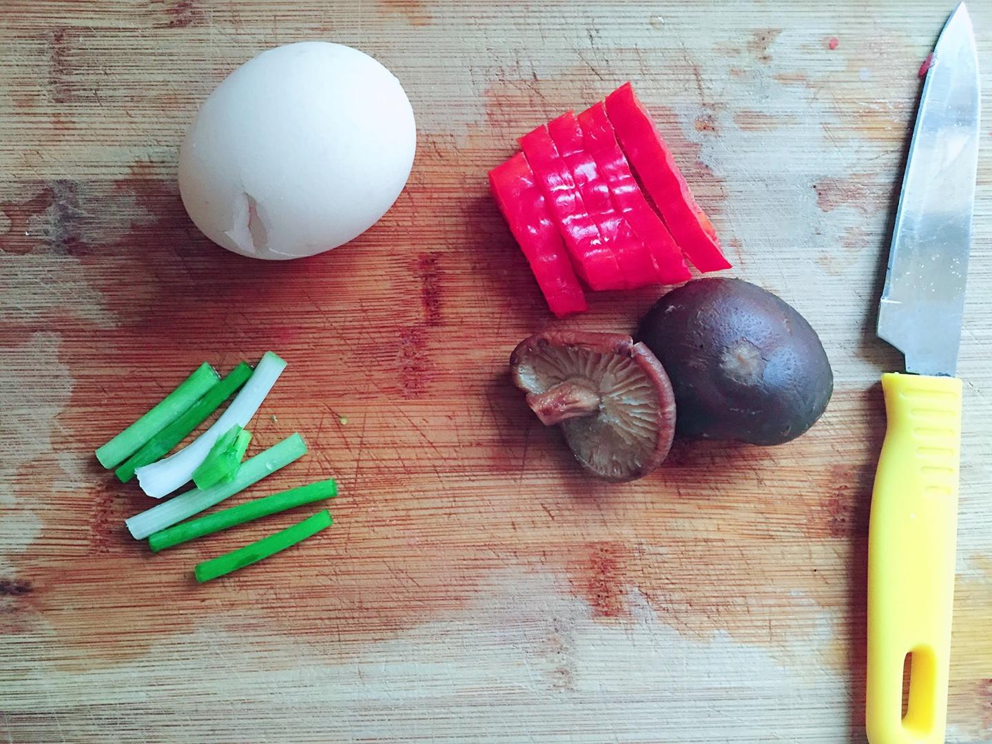 香菇菠菜面的做法 步骤1