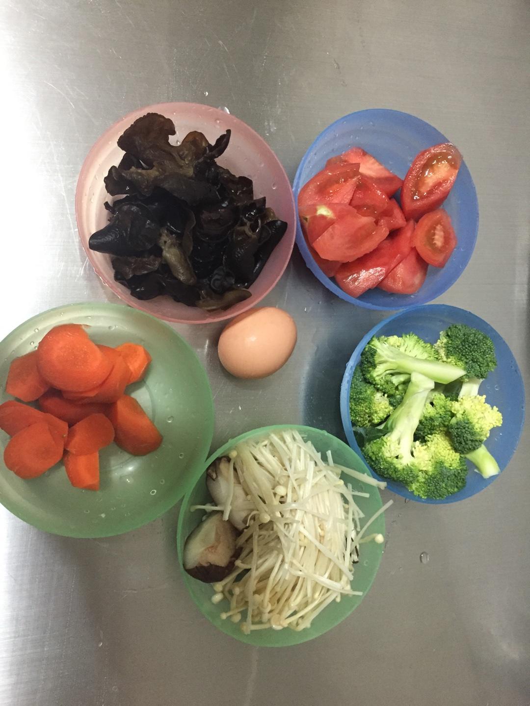 7日減肥餐之早喝果蔬汁晚喝蔬菜湯第二天的做法 步骤3