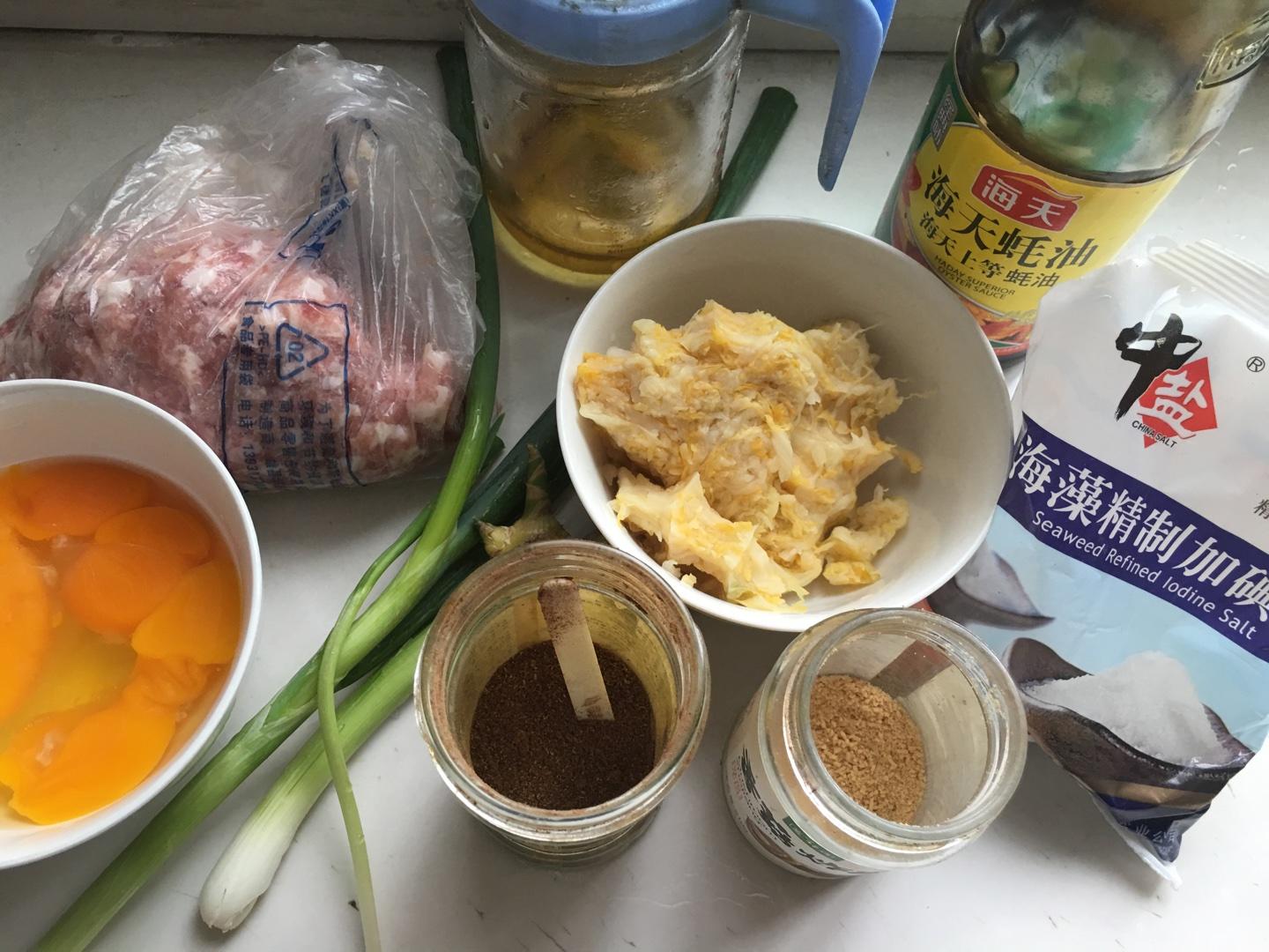 雞蛋酸菜豬肉餃子的做法 步骤1