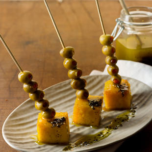 GALLO暖心小食——玉米糕 配以塞入甜椒的橄欖和羅勒浸漬橄欖油的做法 步骤1