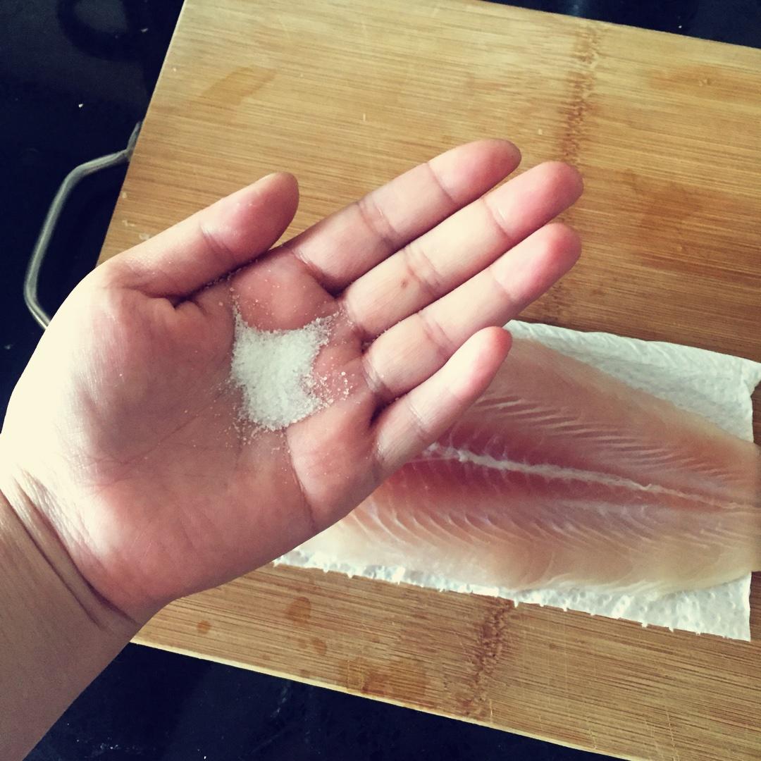 快手香煎巴沙魚配青醬的做法 步骤2