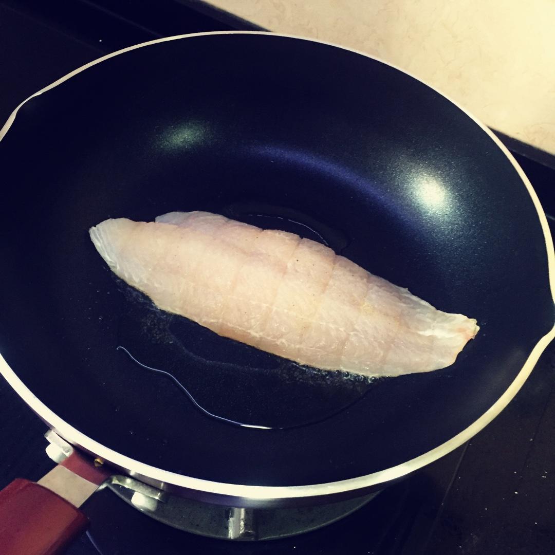 快手香煎巴沙魚配青醬的做法 步骤4