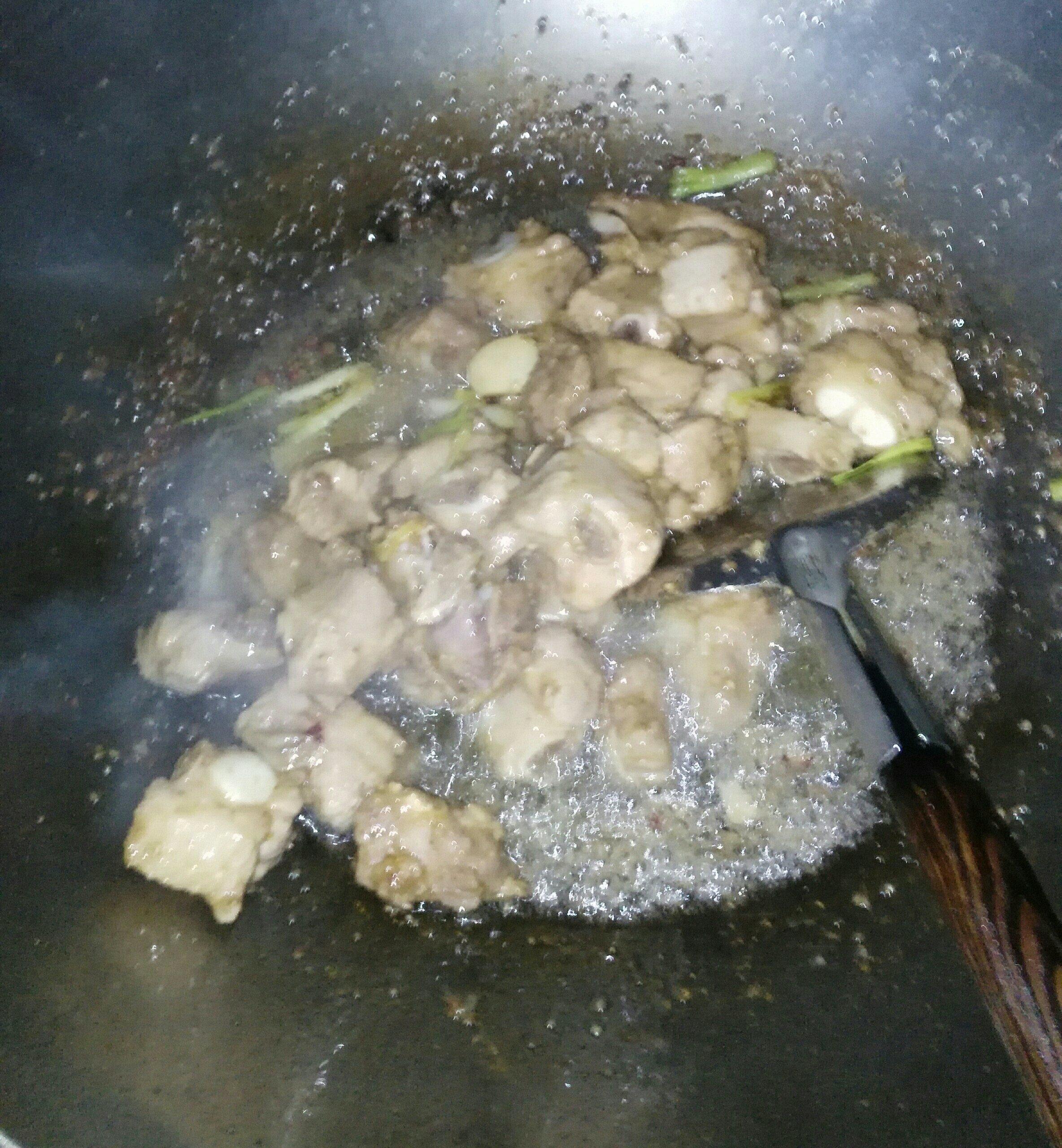 幹鍋土豆排骨的做法 步骤1