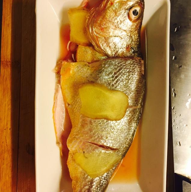 清蒸黃魚（世界上最簡單的菜）的做法 步骤1