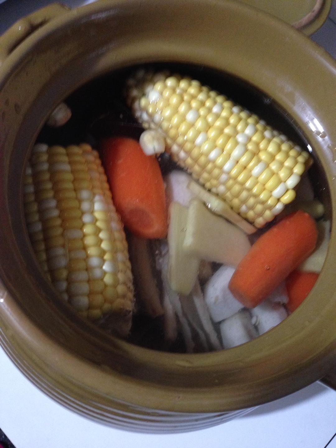 清熱去溼湯湯水水之——玉米排骨湯的做法 步骤2