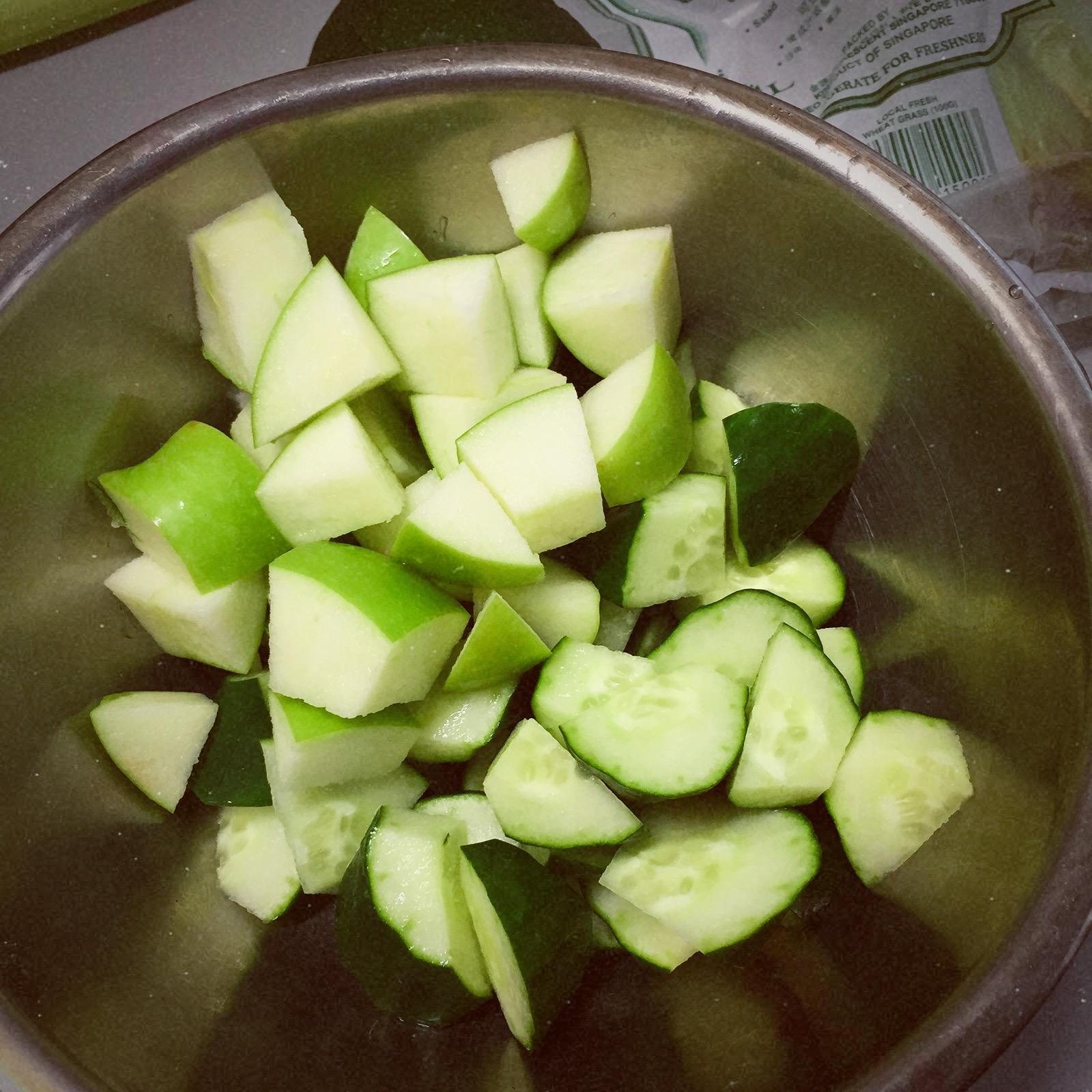 【健康瘦身】綠色蔬果昔的做法 步骤2