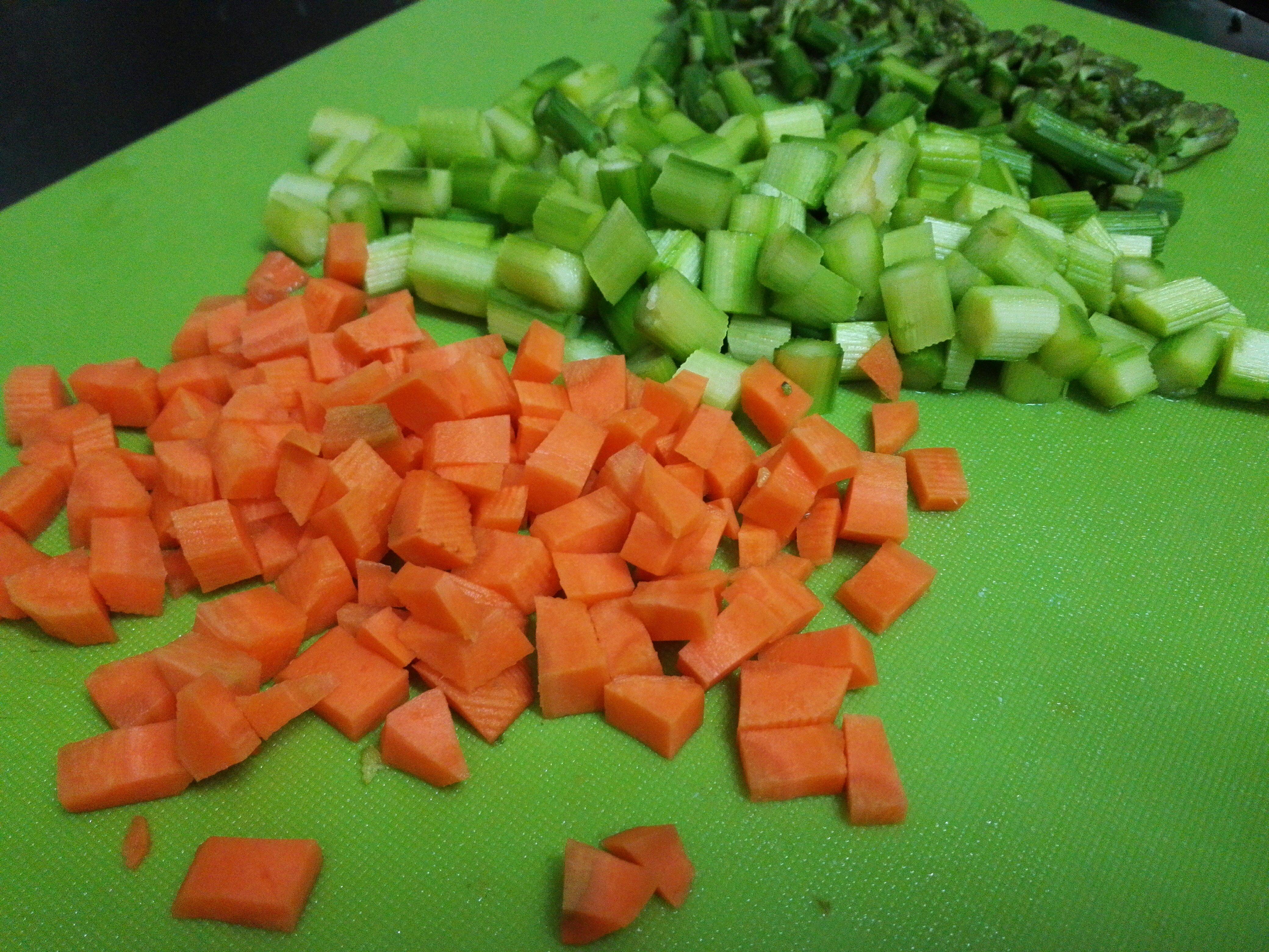 蘆筍蔬菜土豆沙拉（沙拉醬的完美替代方法）的做法 步骤2