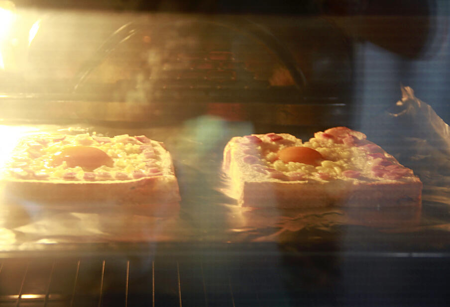 15分鐘搞定一道烤箱菜丨快手美味早餐：雞蛋芝士烤土司的做法 步骤5
