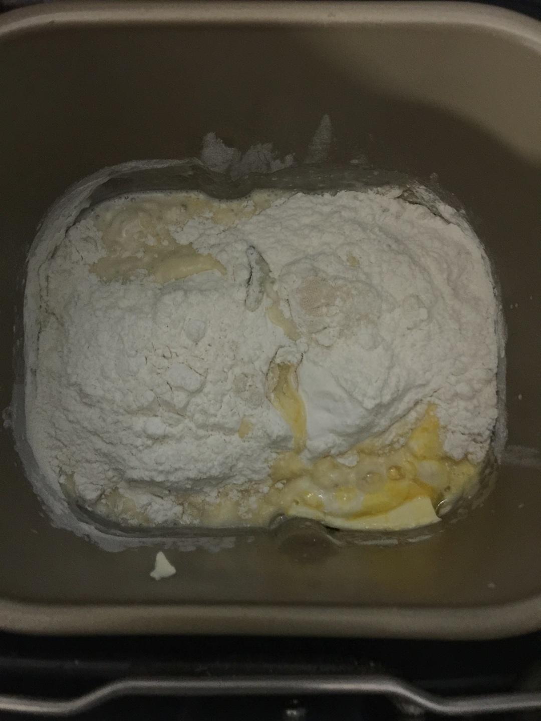 牛奶蛋黃土司的做法 步骤1