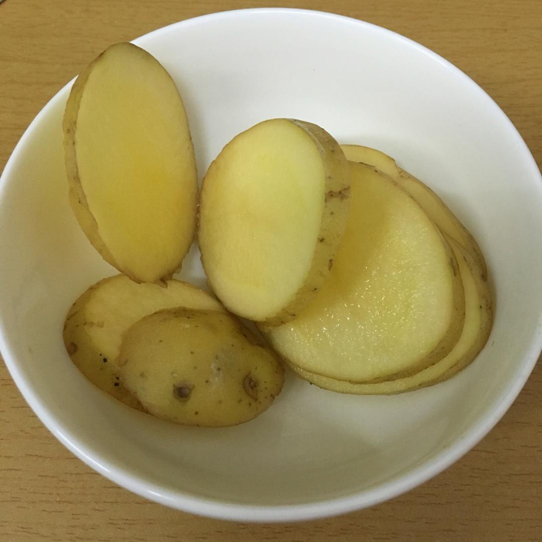 炕土豆（宿舍簡易版）的做法 步骤1