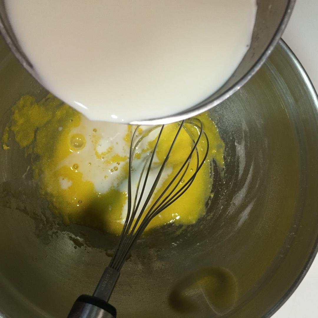 牛奶戚風杯子蛋糕（卡士達醬）的做法 步骤7