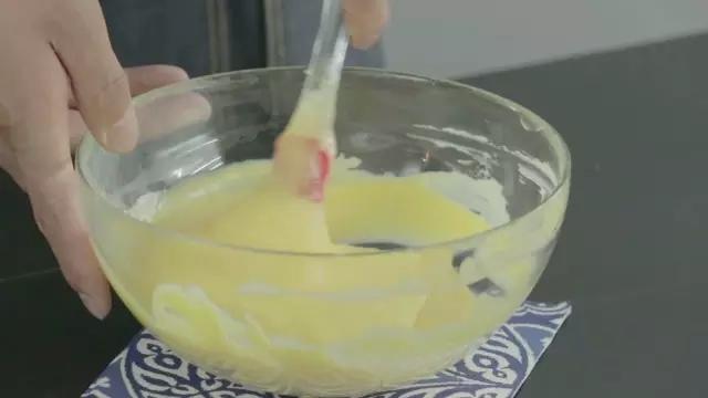 小矮人泡芙 | 爸爸廚房 VOL . 181 低筋麪粉 糖 鹽 雞蛋 黃油 草莓 奶油的做法 步骤8