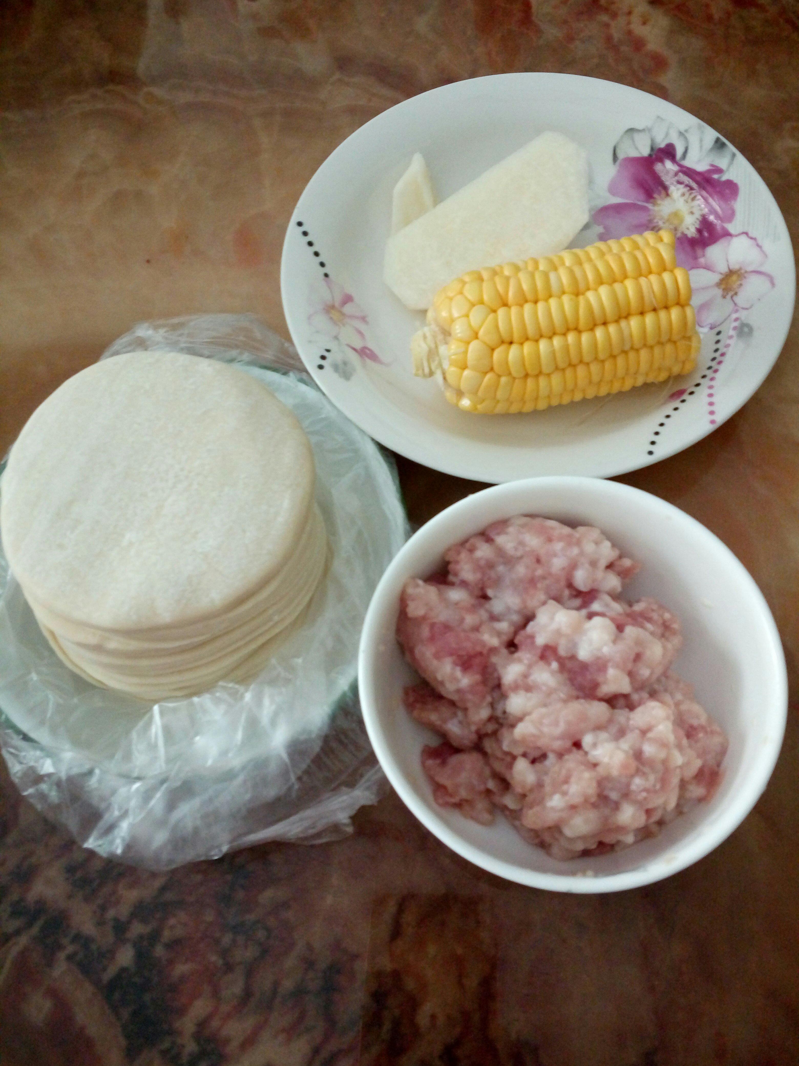 蒸玉米豬肉餃子的做法 步骤1