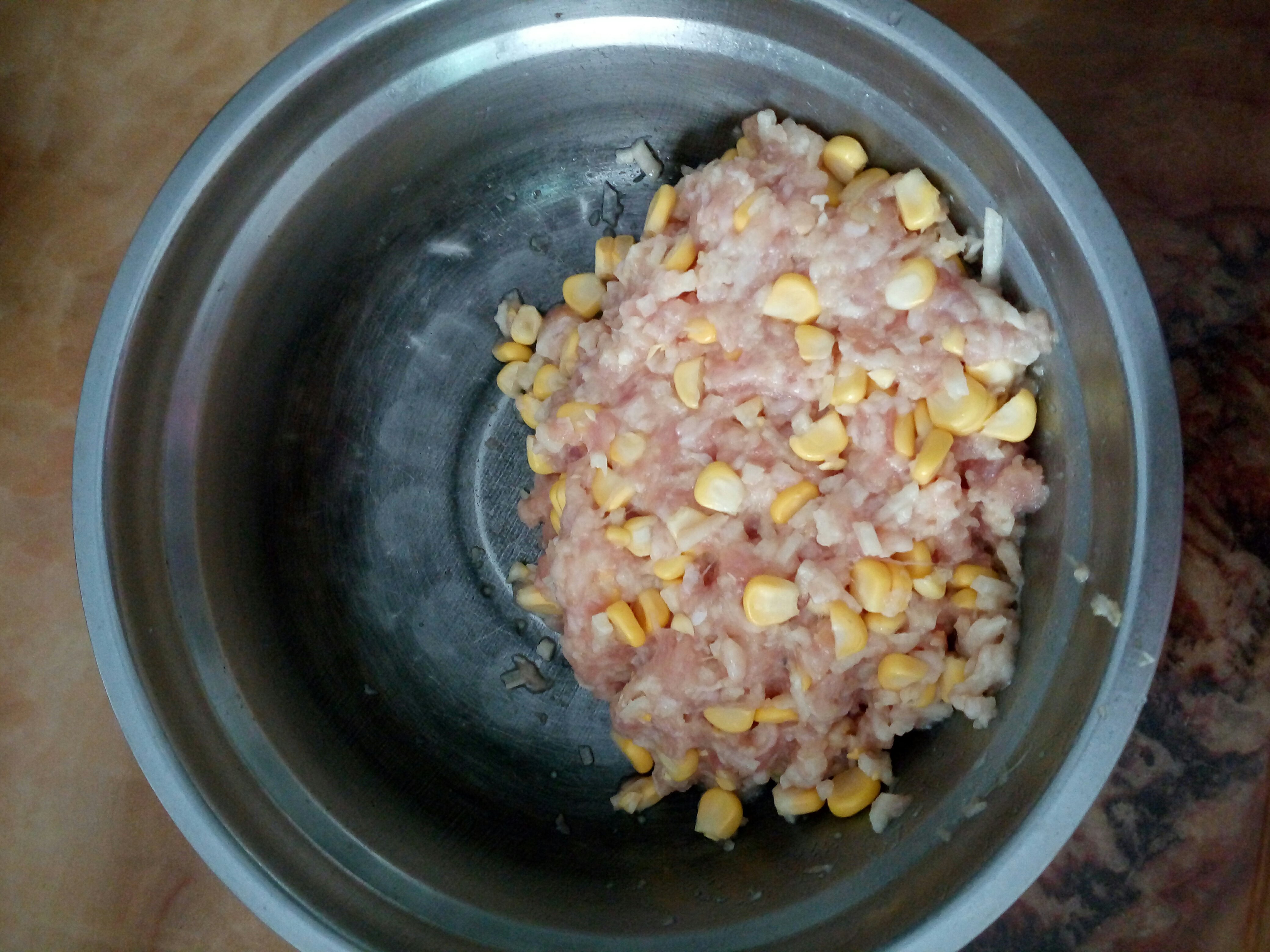 蒸玉米豬肉餃子的做法 步骤2