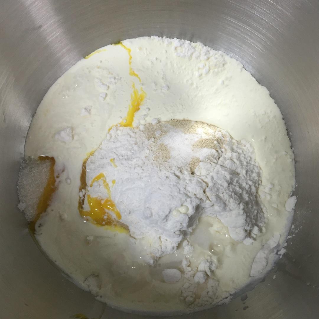 香軟的紅豆沙麪包圈～淡奶油直接法的做法 步骤1