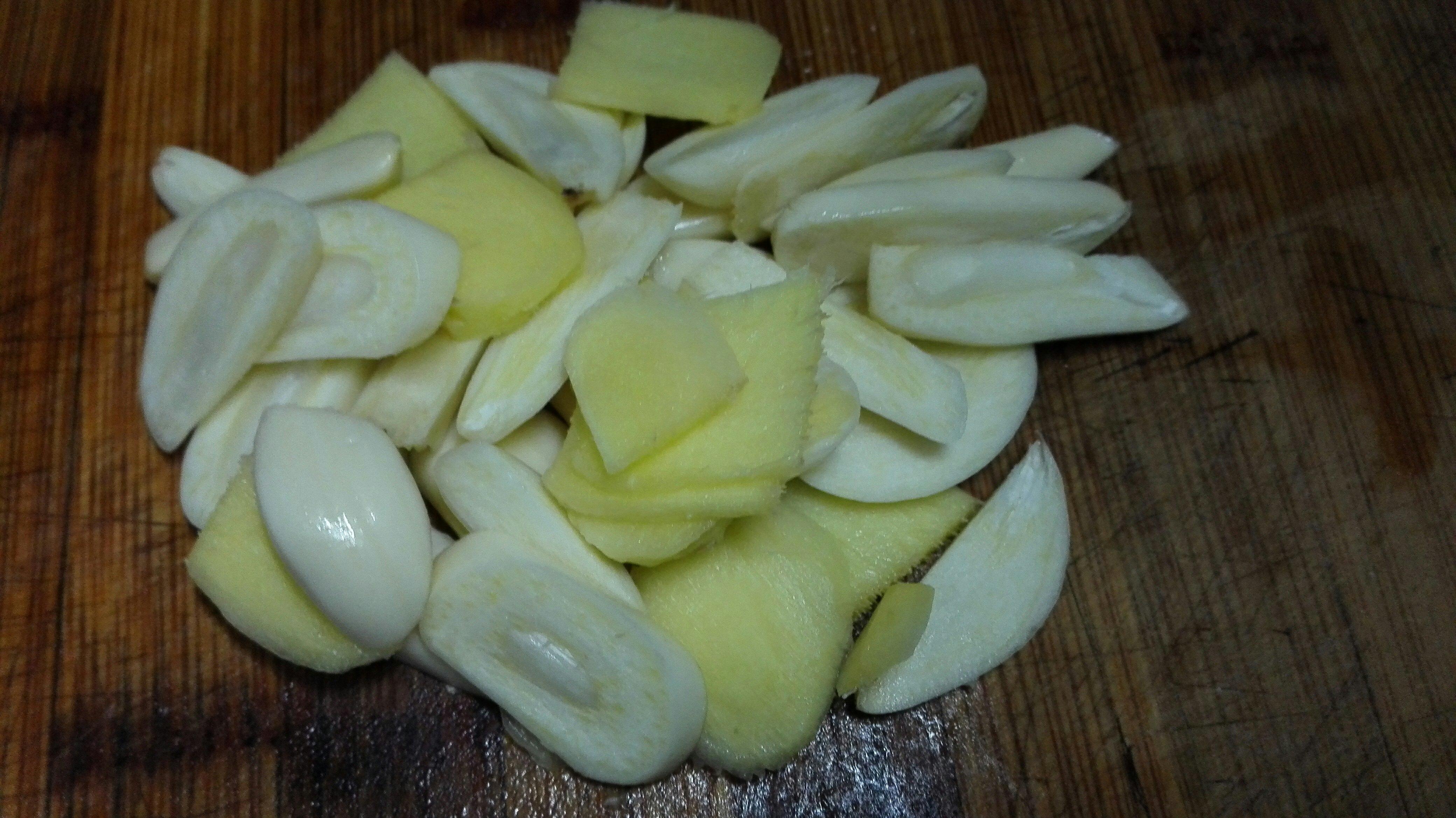 土豆蒸臘肉的做法 步骤2