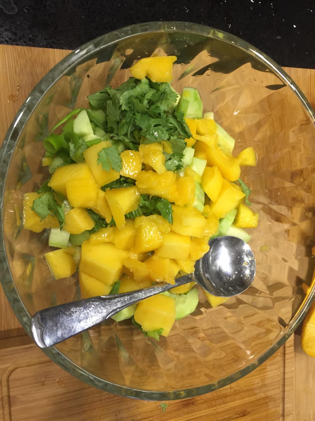 黃瓜芒果沙拉的做法 步骤2