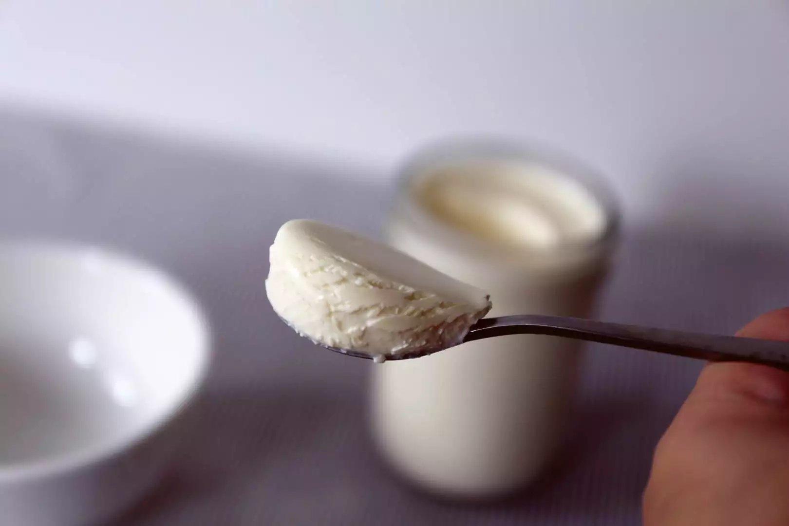 香醇濃厚的酸乳酪 完勝老酸奶 （不用酸奶機也可以完成）的做法 步骤4