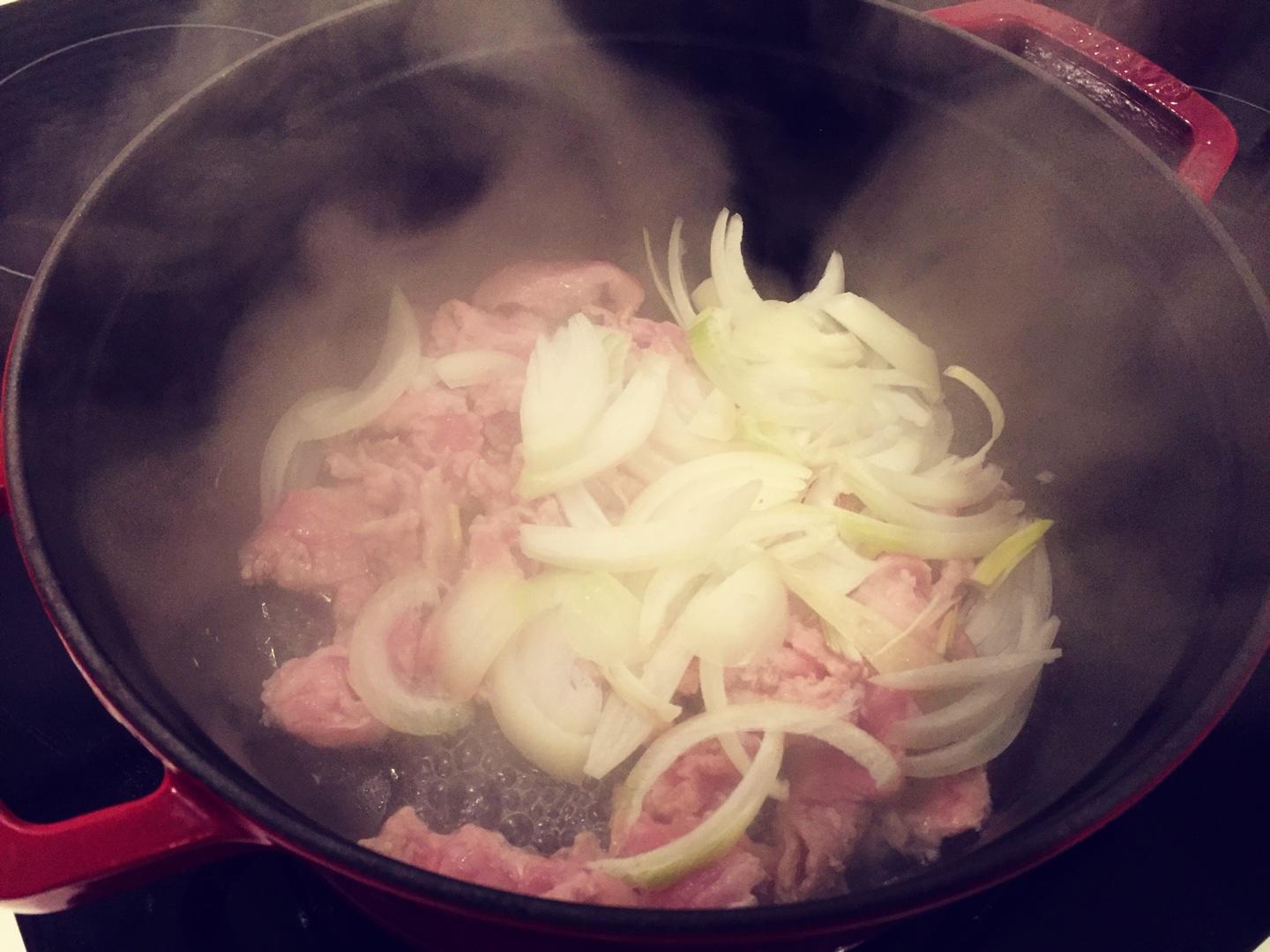 韓式泡菜鍋 （Kimchi jjigae)的做法 步骤1