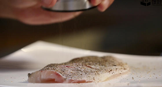 香煎海鱸魚配時蔬佐番茄莎莎的做法 步骤3