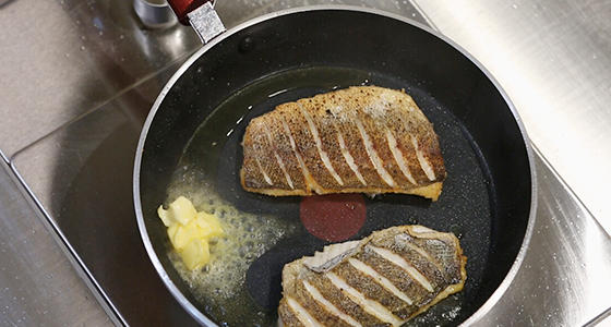 香煎海鱸魚配時蔬佐番茄莎莎的做法 步骤7